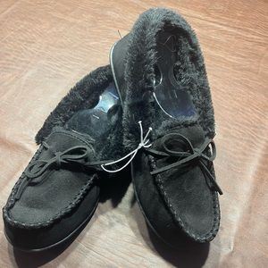 New size 8/9 women’s moccasins